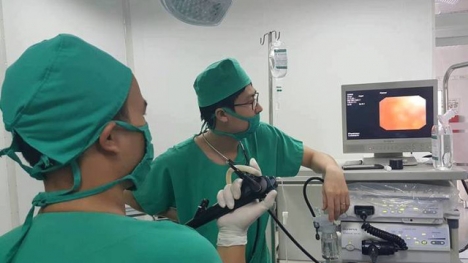 Gắp thành công bu lông xe máy trong dạ dày bé trai 3 tuổi