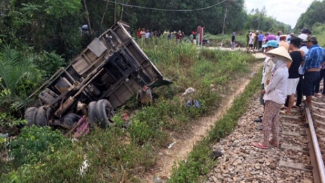 TNGT nghiêm trọng: Tàu hỏa va chạm xe tải, hai tài xế trọng thương
