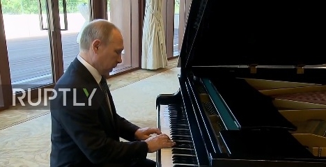 Video: Putin chơi piano điêu luyện trong khi chờ ông Tập Cận Bình