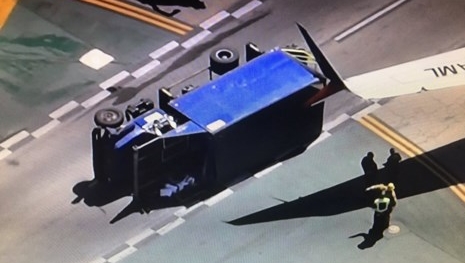 Video: Máy bay Boeing đâm xe tải trên đường băng ở Mỹ