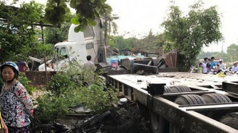 TNGT nghiêm trọng: Xe đầu kéo tông nhau, hai vợ chồng tử vong