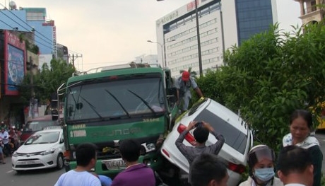 Tin TNGT mới nhất ngày 31/5: 5 người gào thét trong ô tô bị xe ben hất văng