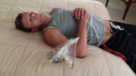 Tên tội phạm 'khó đỡ' ngủ quên khi đang đi ăn trộm