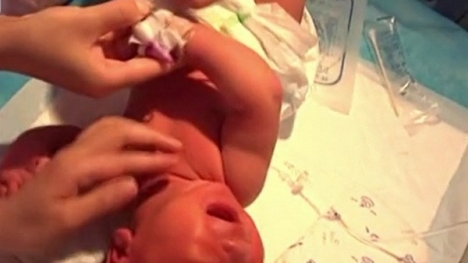 Bé sơ sinh cứu cả nhà thoát chết trong vụ lở đất ở Tứ Xuyên