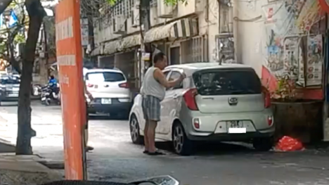 Video: Ông lão dùng bút dạ viết cảnh cáo lên ôtô đỗ đối diện cửa nhà