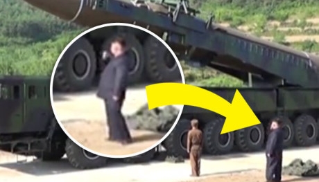 Hành động nguy hiểm của ông Kim Jong-un ngay cạnh tên lửa liên lục địa