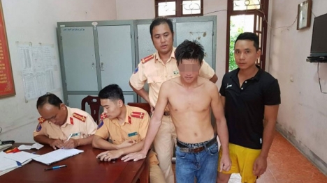 Nam thanh niên ngáo đá đánh đu trên cầu rồi buông mình xuống sông