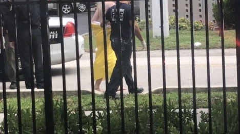 Lao vào cướp ngân hàng trong tình trạng khỏa thân rồi rải tiền khắp phố