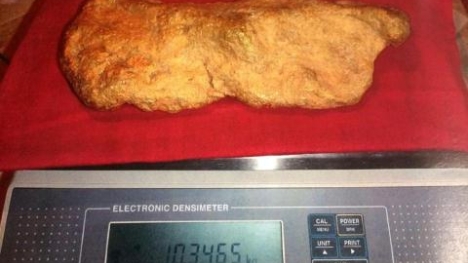 Thợ máy xúc múc được thỏi vàng hơn 10kg nguyên khối