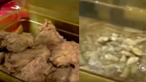 Thịt gà chuyển màu, khoai tây có mùi lạ từ một nhà hàng KFC khiến nhiều người hoảng sợ