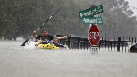 Siêu bão Harvey trút 34 tỷ mét khối nước nhấn chìm Texas