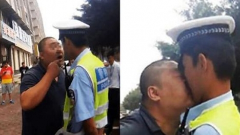 Bị bắt vì vi phạm giao thông, người đàn ông lao vào 'hôn' cảnh sát