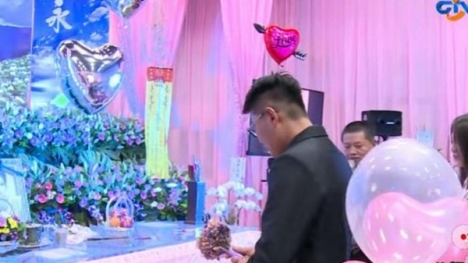 Đính hôn với bạn gái đã chết ngay tại tang lễ gây xôn xao MXH