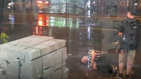 Bất chấp mưa bão chàng trai vẫn nằm lăn ra đường, biết ra nguyên nhân, ai cũng té ngửa