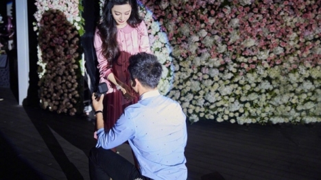 Phạm Băng Băng rơi nước mắt khi được Lý Thần cầu hôn trong ngày sinh nhật