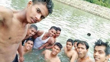 Khoảnh khắc nam sinh chết đuối lọt vào bức ảnh của nhóm bạn