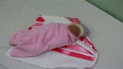 Bé gái sơ sinh còn nguyên dây rốn bị bỏ rơi dưới gầm cầu