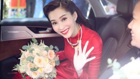 Diện áo dài đỏ rực, cô dâu Thu Thảo tiếp tục 'đốn tim' fan bằng nhan sắc vô cùng rạng rỡ và xinh đẹp