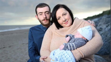 Bà ngoại 49 tuổi nhất quyết có con với bạn trai kém 24 tuổi mặc gia đình phản đối