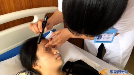 Chơi game trên điện thoại liên tục, cô gái trẻ hỏng 1 bên mắt