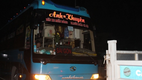 Xe khách chở hàng lậu, cố thủ 8 tiếng giữa quốc lộ