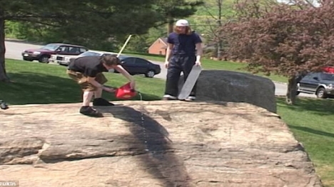 Cố ý tẩm xăng để thực hiện màn trình diễn 'để đời', nam thanh niên nhận cái kết đắng