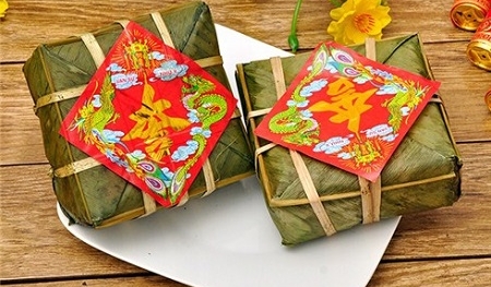 Bí quyết luộc bánh chưng xanh tự nhiên thắp hương không chỉ ngày Tết