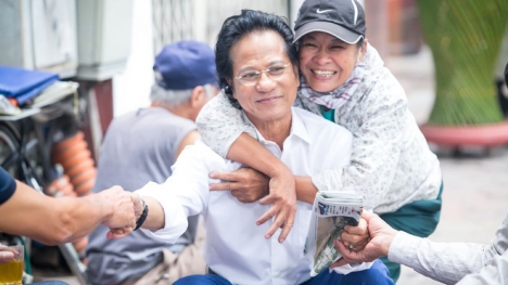 Chế Linh ngồi trà đá vỉa hè, người bán hàng rong nhận ra và ôm chặt