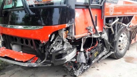 Đi ngược chiều người phụ nữ bị xe khách tông nguy kịch