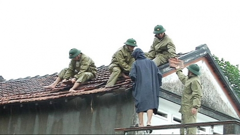 Kinh hoàng lốc xoáy tốc 40 nhà dân ở Quảng Ngãi