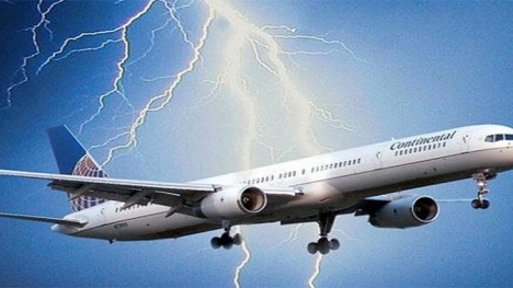 Máy bay Boeing 777 vừa cất cánh bất ngờ bị sét đánh gây sốc ở Hà Lan