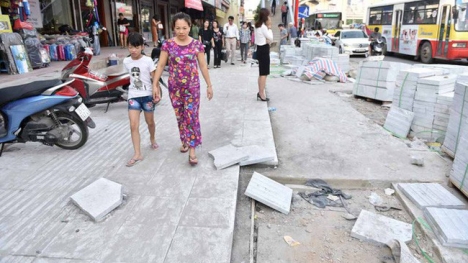 Sở Xây dựng lý giải việc 'đá 70 năm' vừa lát vỉa hè đã vỡ