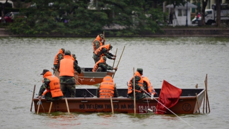 Quân đội rà soát bom mìn lòng hồ Hoàn Kiếm trước khi tiến hành nạo vét bùn
