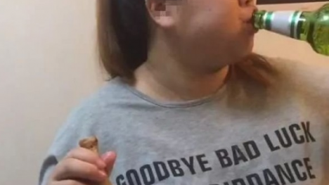 Người phụ nữ vô tư uống rượu khi mang thai tháng thứ 9 khiến cư dân mạng bất bình