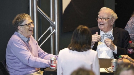 Cuộc sống bình dị của tỷ phú giàu thứ ba thế giới Warren Buffett: Ở nhà cũ, đi xe cà tàng, ăn uống giản đơn, thích chơi tiến lên