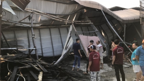 Xưởng sản xuất gỗ bị thiêu rụi lúc rạng sáng, cháy lan sang hai nhà dân