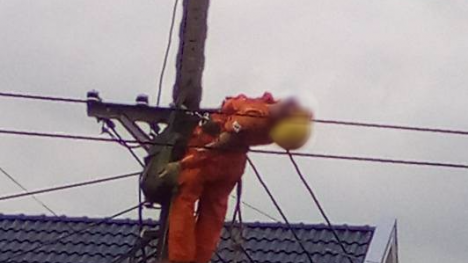 Đồng nghiệp quên chưa cắt điện, một thợ điện bị giật bất tỉnh ngay trên đường dây