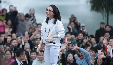 Người hâm mộ không ngừng hò reo phấn khích, phố đi bộ Hồ Gươm 'tắc nghẽn' khi Mỹ Tâm xuất hiện