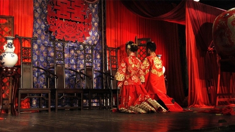 Xôn xao clip chú rể hôn phù dâu, cô dâu ngồi cười khoái chí