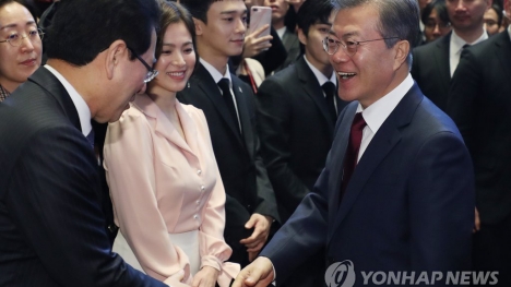 Sự kiện tầm cỡ đầu tiên hậu hôn lễ thế kỷ: Song Hye Kyo lột xác so với hôm qua, đẹp đến mức khiến EXO liếc nhìn