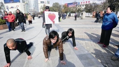 Chàng trai bò trên đất được kêu 'gâu gâu' được một cô gái dắt đi gây xôn xao cư dân mạng