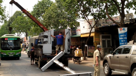 Khung sắt hơn 100kg văng khỏi xe tải rơi xuống đường đè nữ sinh bị thương