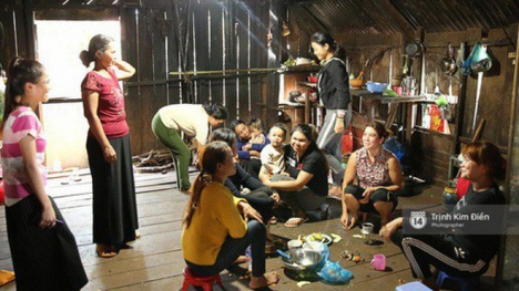 Không khí nô nức trong gian bếp khi bà con, hàng xóm tụ họp chuẩn bị bữa cơm đón Hoa hậu H'Hen Niê về nhà