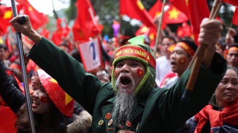 Chùm ảnh: Người hâm mộ đổ xô đi đón U23 Việt Nam, đường đến sân bay Nội Bài ngập tràn sắc cờ bay