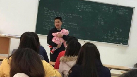 Chia sẻ cảm động đằng sau bức ảnh thầy giáo bế con cho nữ sinh viên làm bài thi suốt 2 tiếng