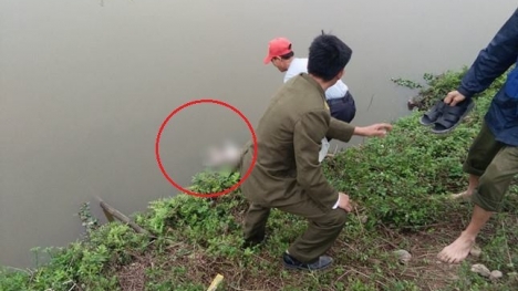 Bàng hoàng phát hiện thi thể bé sơ sinh nổi trên mương nước ở Hà Nam