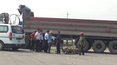 Va chạm với xe tải, thai phụ và cùng con trai 3 tuổi tử vong thương tâm dưới bánh xe