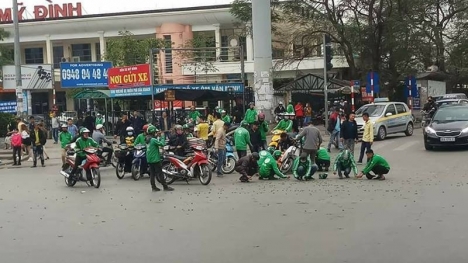 Hình ảnh đẹp: Thùng táo bị đổ ra đường, nhiều tài xế GrabBike và xe ôm truyền thống cùng ra nhặt giúp không sót một quả