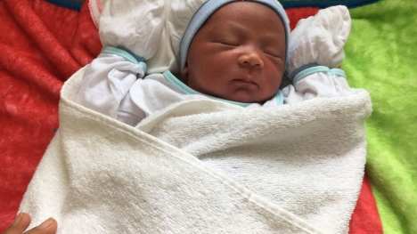 Bé trai sơ sinh nặng 3,3kg còn nguyên dây rốn, người dính máu bị bỏ rơi trên nền gạch trước khu di tích