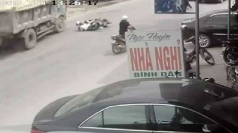 Tài xế bẻ lái cứu 2 cô gái ở Hải Phòng có phải bồi thường?